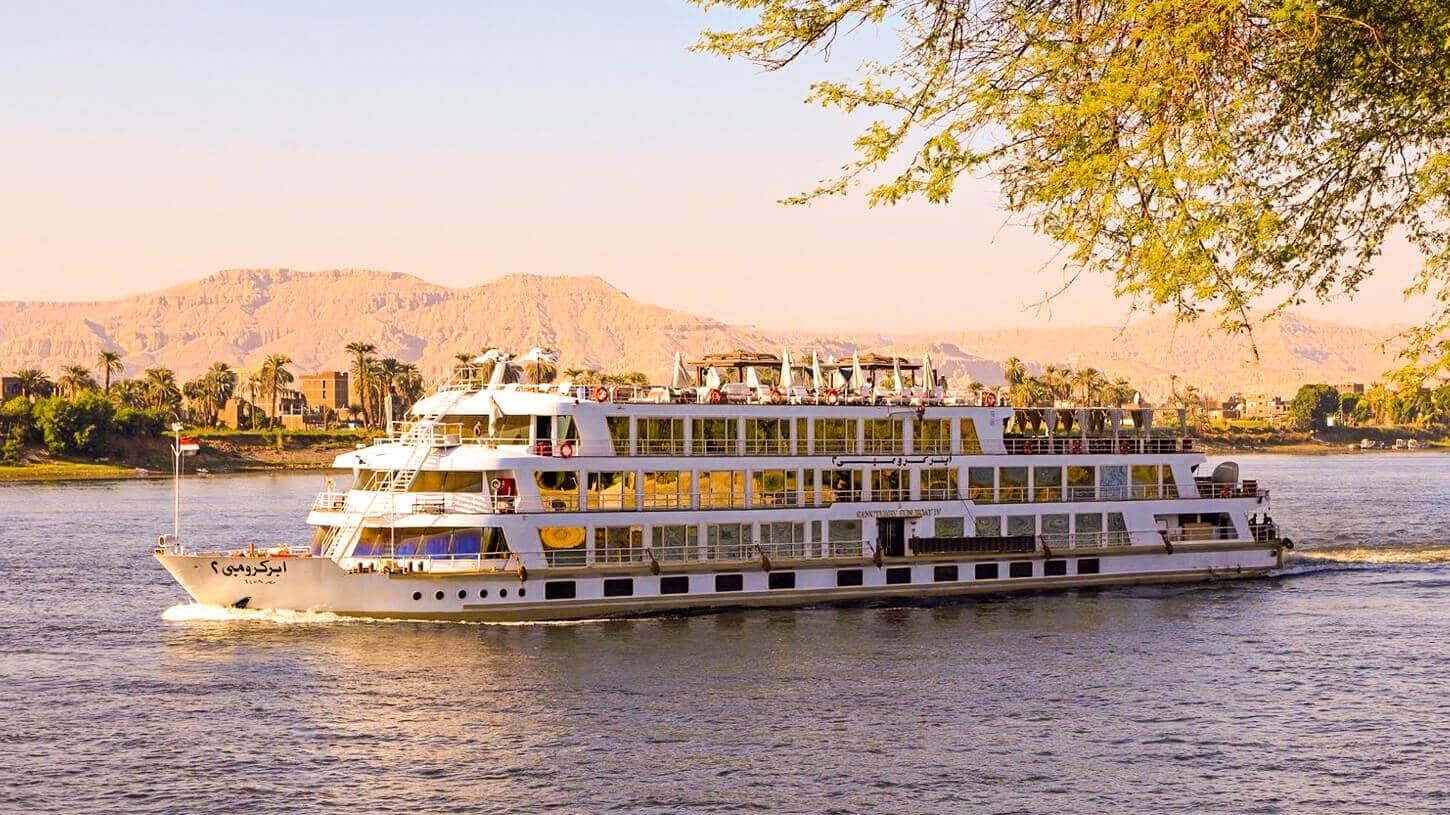 Crucero Abercrombie navegando en aguas del océano azul.
