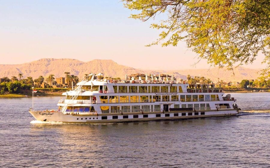 Crucero Abercrombie navegando en aguas del océano azul.