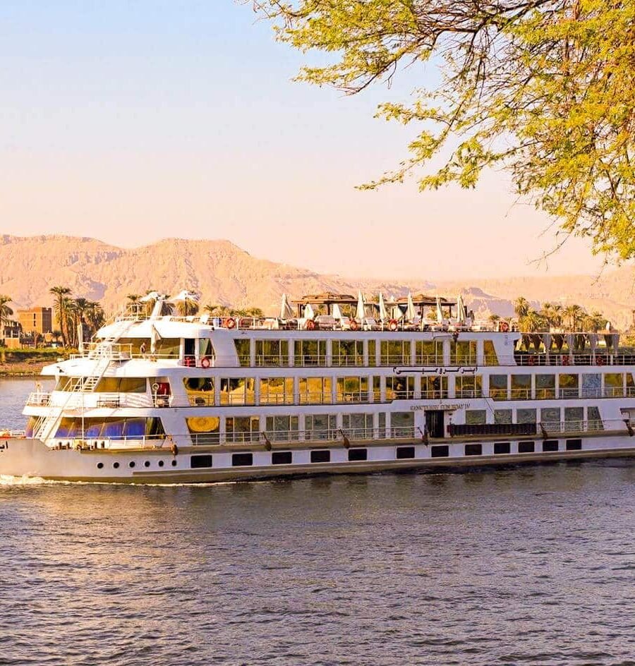 Crucero Abercrombie navegando en aguas del océano azul.