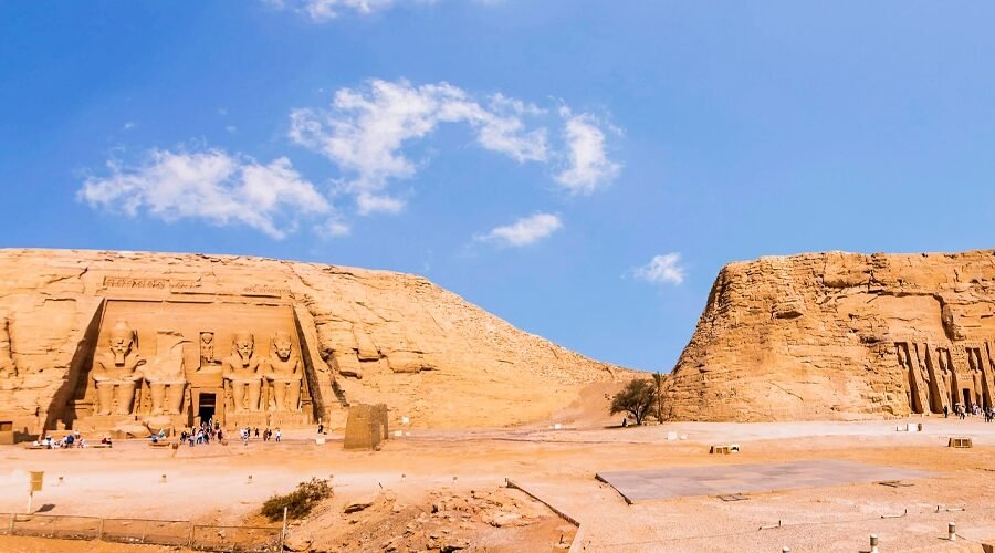 Vista panorámica del Templo de Abu Simbel en Egipto, mostrando sus impresionantes esculturas.