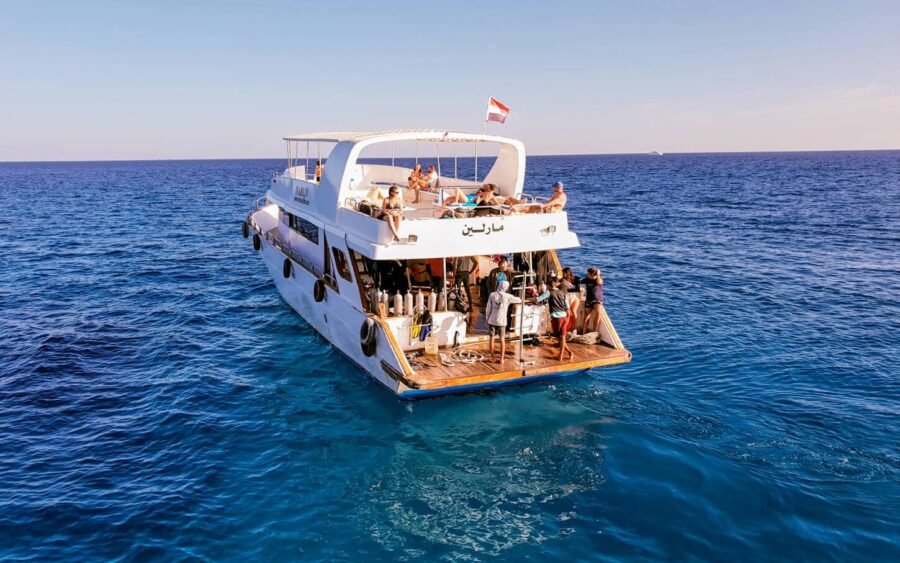 Vista de un yate desde las aguas de Hurghada con mar azul vibrante.