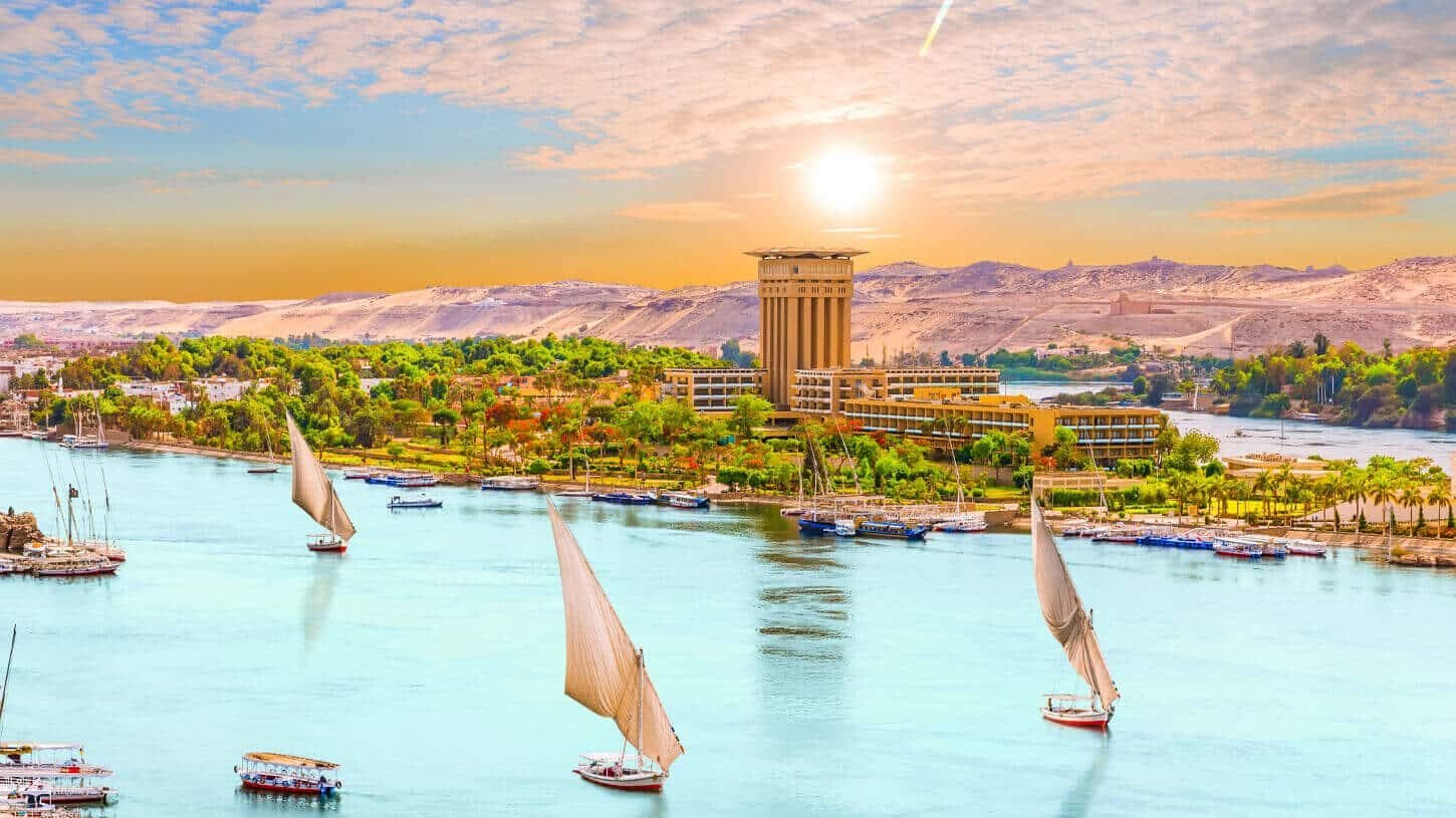 Varios barcos navegan por el río Nilo desde Asuán.