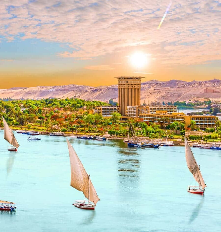 Varios barcos navegan por el río Nilo desde Asuán.
