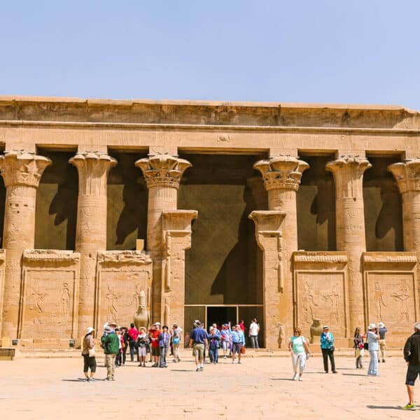 Visitantes explorando la arquitectura antigua del Templo de Edfu.