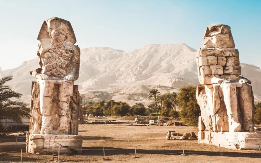 Estatuas colosales de los Colosos de Memnon en Luxor, Egipto.