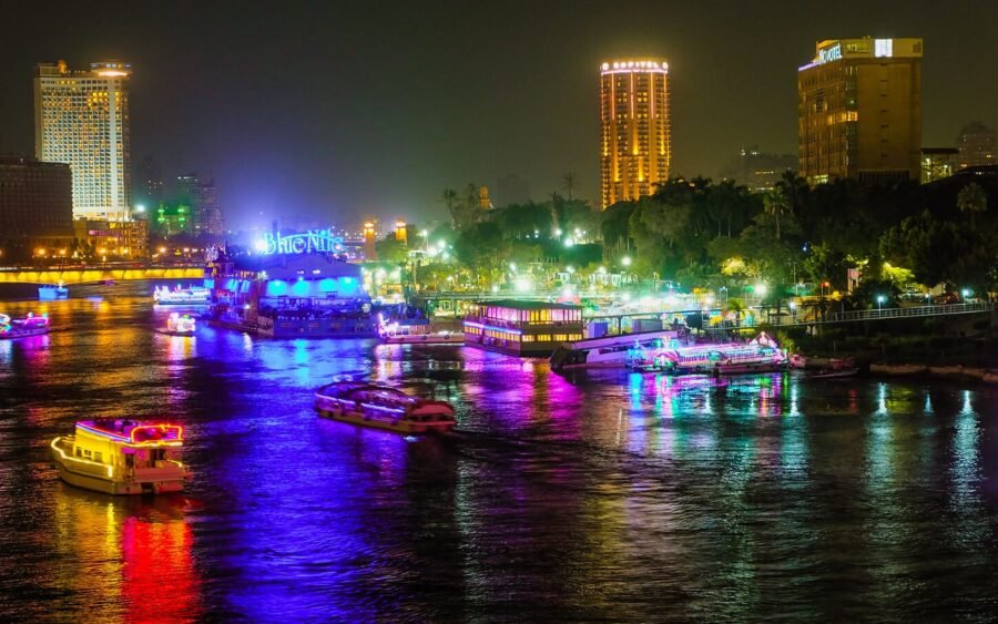 Crucero nocturno por el Nilo desde El Cairo con paisajes iluminados.