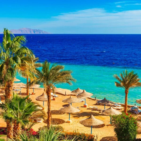 Vista escénica de Marsa Alam, Egipto, con aguas claras y playas de arena.