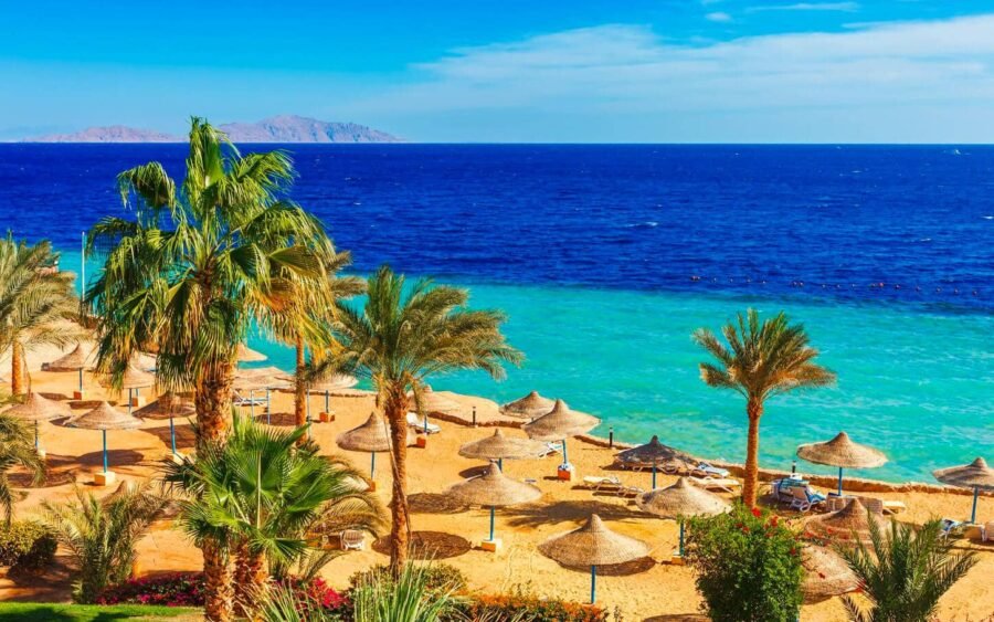 Vista escénica de Marsa Alam, Egipto, con aguas claras y playas de arena.