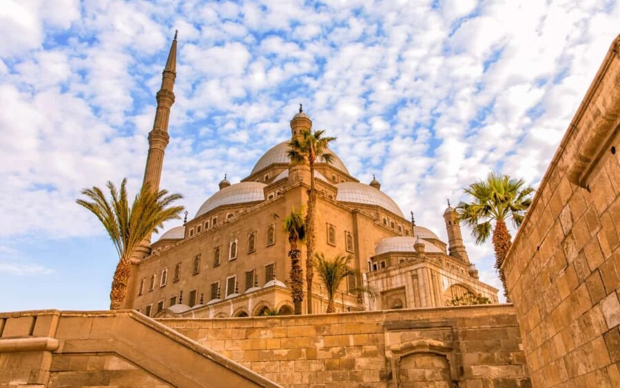 Vista de la Mezquita Muhammad Ali en El Cairo, destacando su arquitectura impresionante.