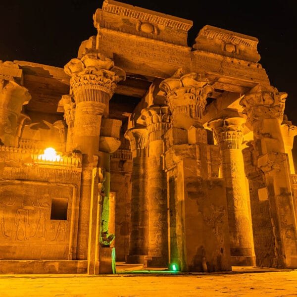 Templo de Kom Ombo en Luxor iluminado por la noche.