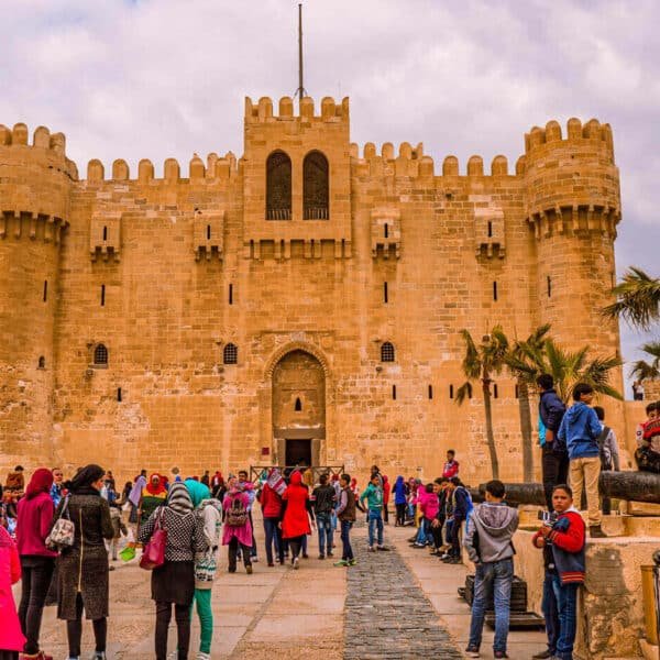 Entrada a la Ciudadela de Qaitbay en Alejandría con vistas al mar y arquitectura histórica.