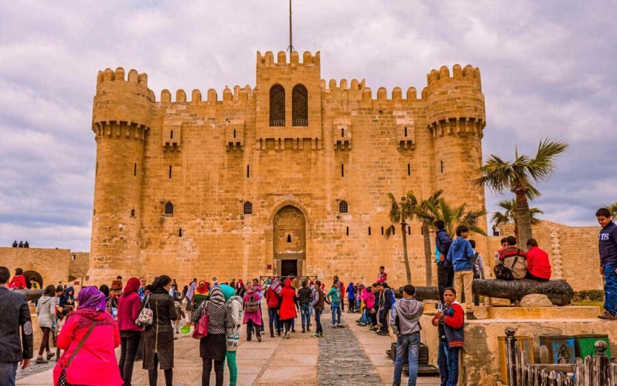 Entrada a la Ciudadela de Qaitbay en Alejandría con vistas al mar y arquitectura histórica.