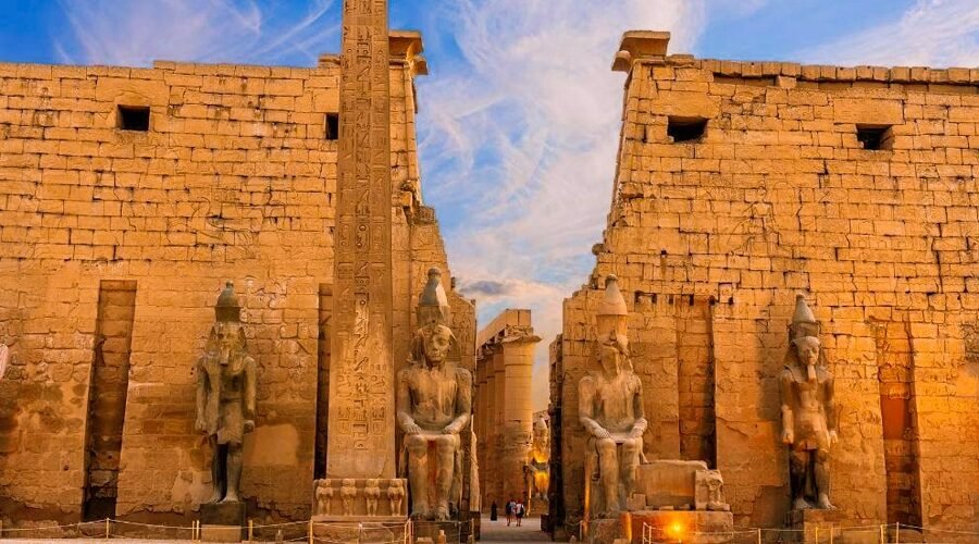 Estatuas antiguas del templo de Luxor que destacan la maestría del arte egipcio.