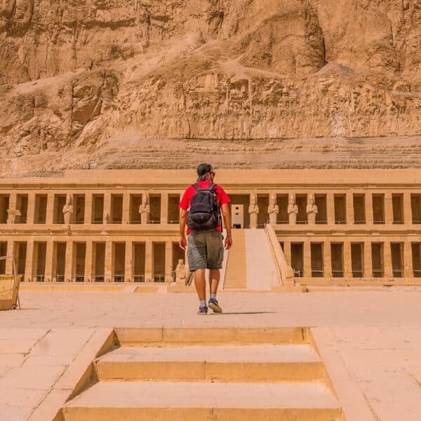 Visitante frente al Templo de Hatshepsut en Egipto.