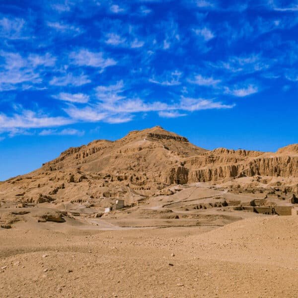 Tumbas de nobles en Luxor con intrincadas tallas y arquitectura antigua.