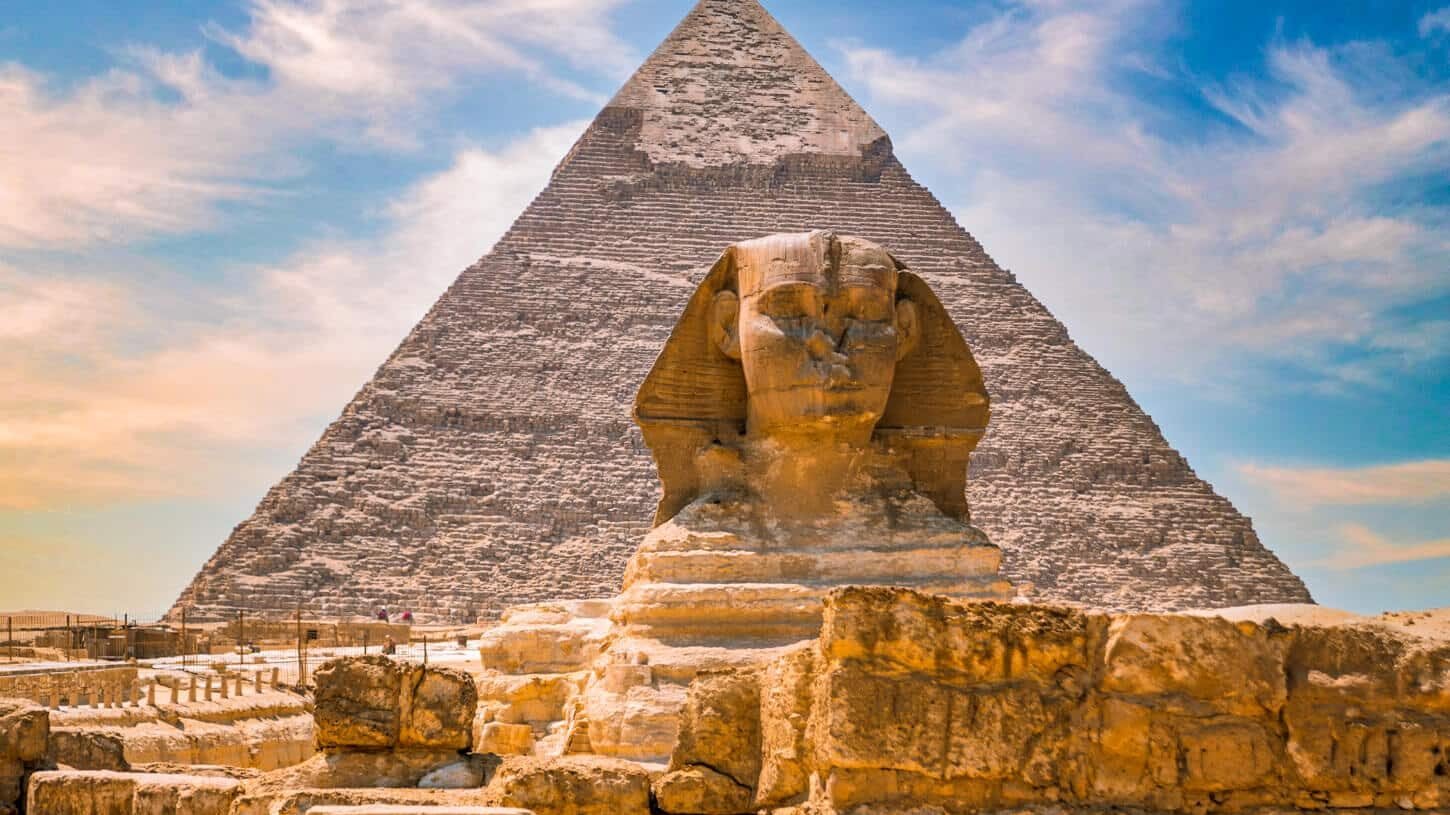 Gran Esfinge y la pirámide de Khafre en Giza, símbolo de la arquitectura antigua egipcia.