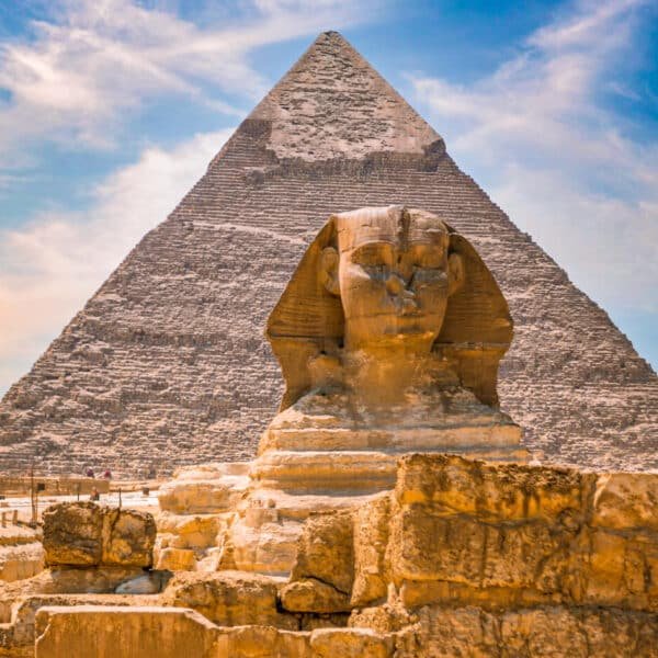 Gran Esfinge y la pirámide de Khafre en Giza, símbolo de la arquitectura antigua egipcia.