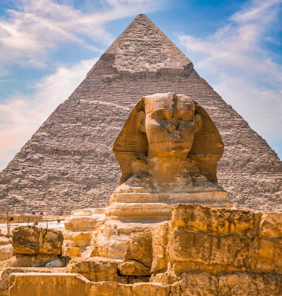 Gran Esfinge y la pirámide de Khafre en Giza, símbolo de la arquitectura antigua egipcia.