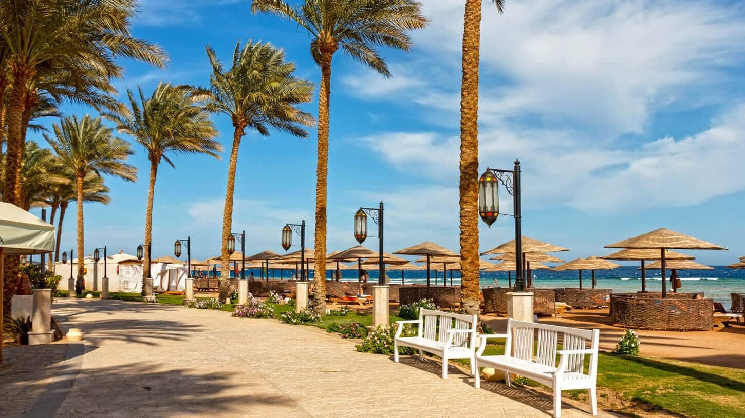 Playa de Makadi Bay en Hurghada con aguas claras y arena suave.
