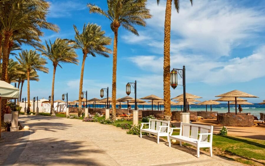Playa de Makadi Bay en Hurghada con aguas claras y arena suave.