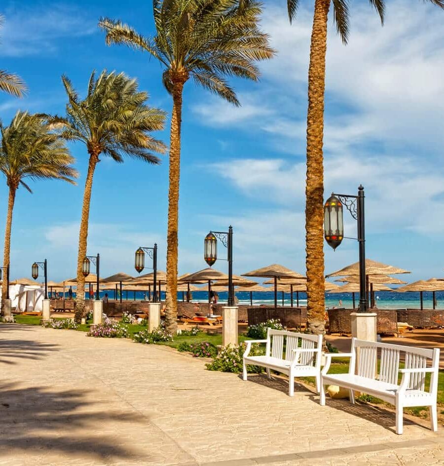 Playa de Makadi Bay en Hurghada con aguas claras y arena suave.