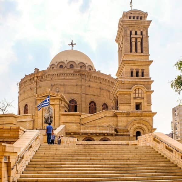 Iglesia de San George en Mary Girgis con detalles arquitectónicos y colores vibrantes.