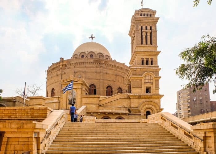 Iglesia de San George en Mary Girgis con detalles arquitectónicos y colores vibrantes.