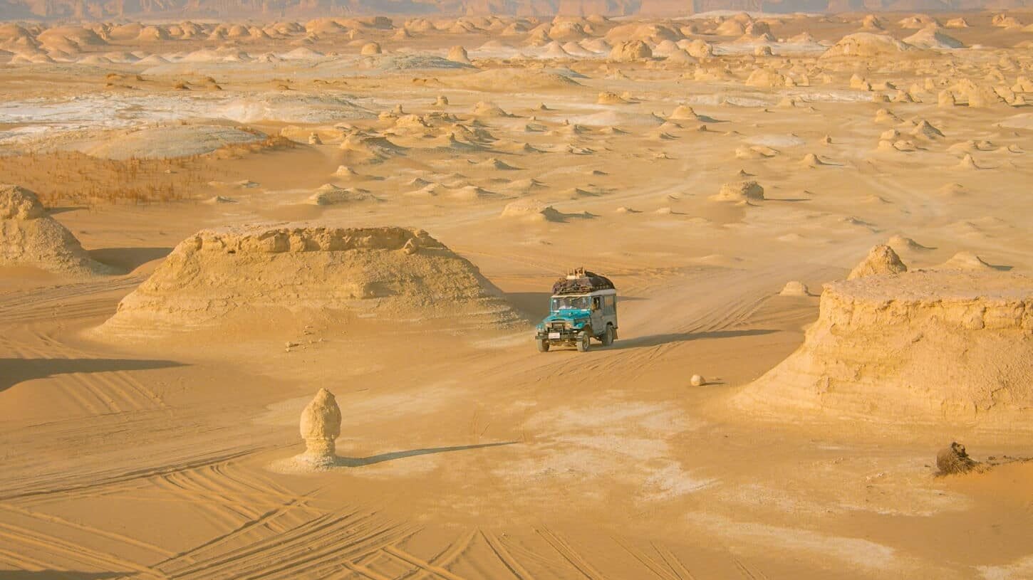 Safari en jeep por el desierto blanco, disfrutando de paisajes impresionantes.