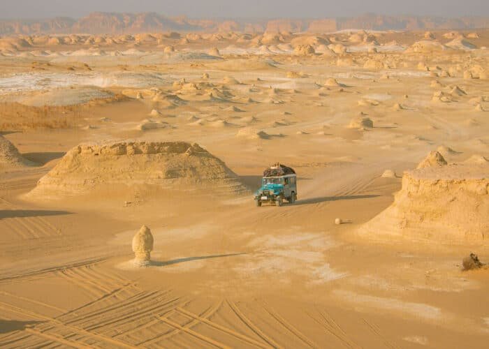 Safari en jeep por el desierto blanco, disfrutando de paisajes impresionantes.
