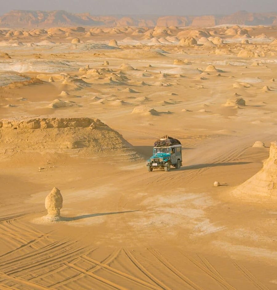 Safari en jeep por el desierto blanco, disfrutando de paisajes impresionantes.