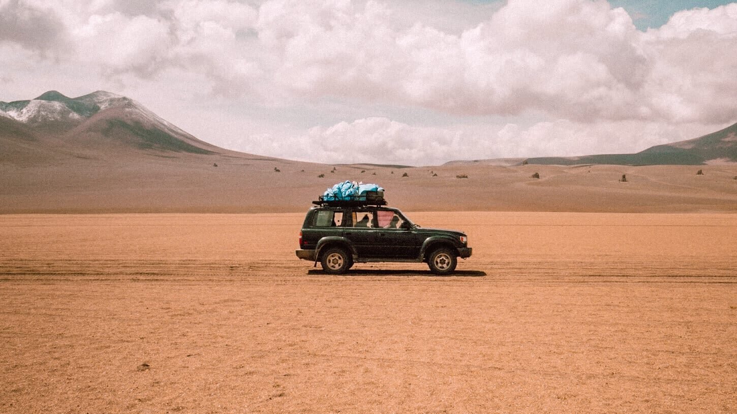 Safari en jeep por el desierto egipcio con vastas arenas y paisajes escarpados.