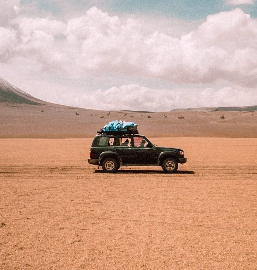 Safari en jeep por el desierto egipcio con vastas arenas y paisajes escarpados.