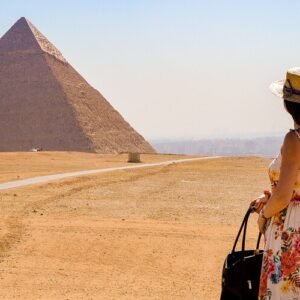 Vista impresionante de las pirámides de Giza bajo un cielo azul claro.
