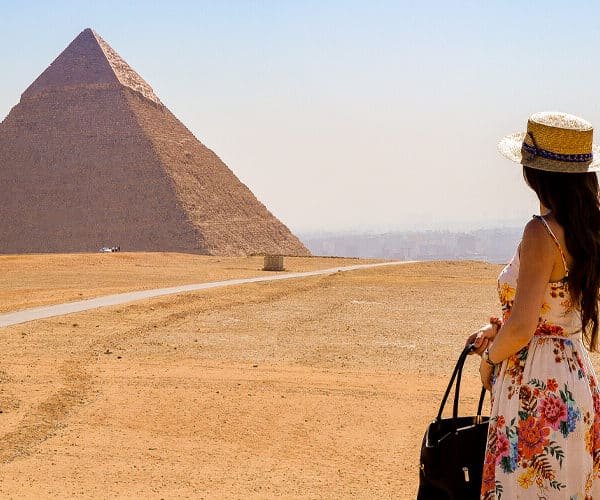 Vista impresionante de las pirámides de Giza bajo un cielo azul claro.