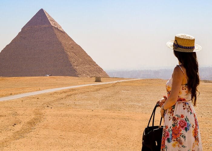 Vista impresionante de las pirámides de Giza bajo un cielo azul claro.