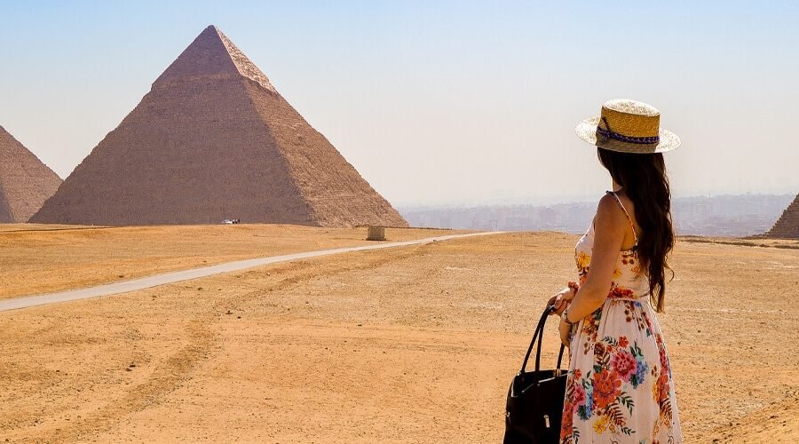 Vista impresionante de las pirámides de Giza bajo un cielo azul claro.