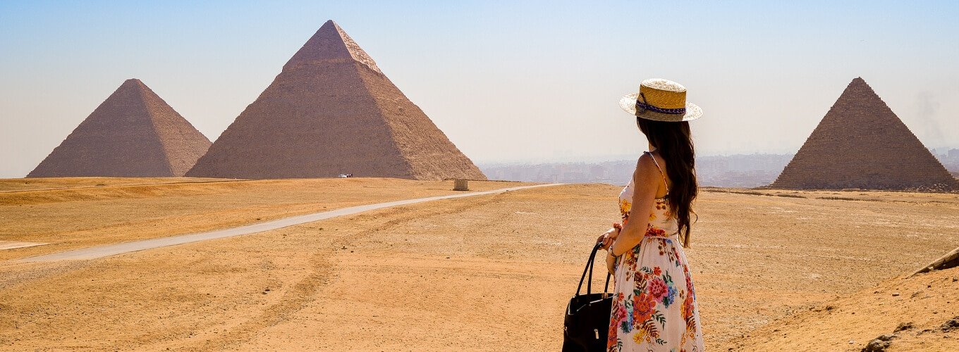Maravillosa-foto-de-las-pirámides-en-Giza-egipto Vista impresionante de las pirámides de Giza bajo un cielo azul claro.