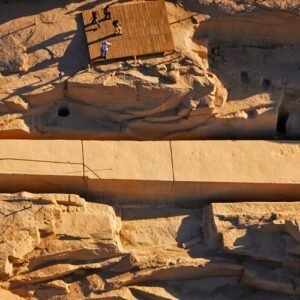 Vista impresionante de un obelisco inacabado en Asuán, Egipto.