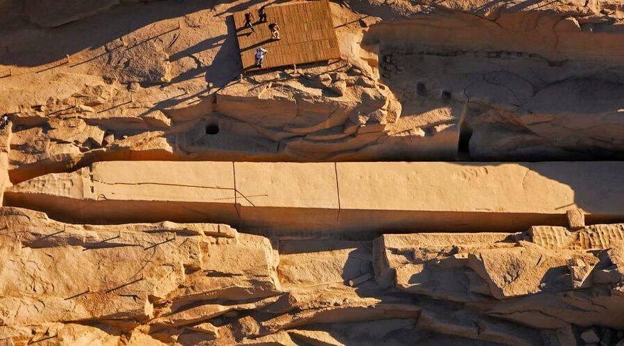 Vista impresionante de un obelisco inacabado en Asuán, Egipto.