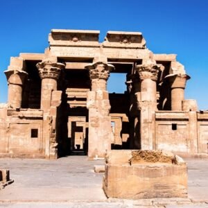 Fachada impresionante del Templo de Kom Ombo en Egipto, mostrando su arquitectura intrincada.