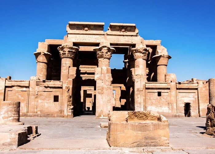 Fachada impresionante del Templo de Kom Ombo en Egipto, mostrando su arquitectura intrincada.