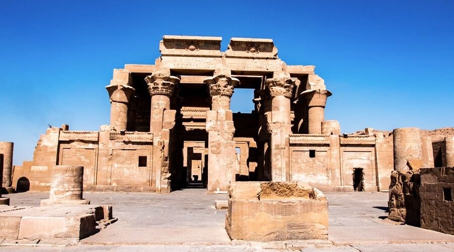Fachada impresionante del Templo de Kom Ombo en Egipto, mostrando su arquitectura intrincada.