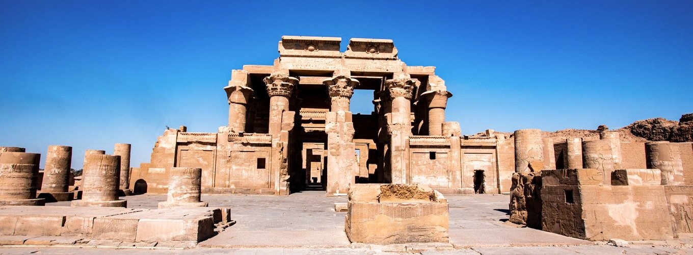 Maravillosas-imágenes-de-la-fachada-del-Templo-de-Kom-Ombo-en-Egipto Fachada impresionante del Templo de Kom Ombo en Egipto, mostrando su arquitectura intrincada.