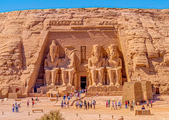 Espectacular vista del Gran Templo de Abu Simbel en Asuán, Egipto.