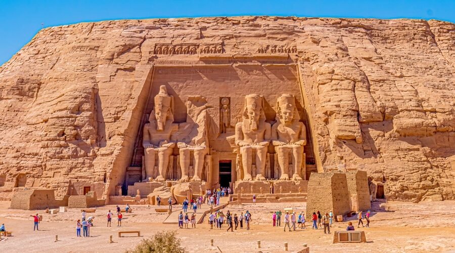 Espectacular vista del Gran Templo de Abu Simbel en Asuán, Egipto.