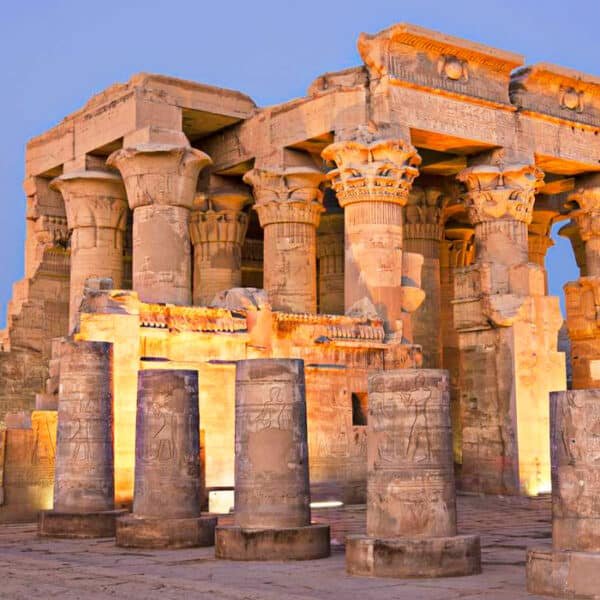 Espectacular atardecer sobre el Templo de Kom Ombo en Egipto.