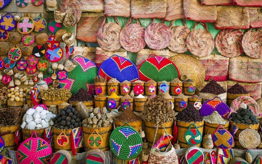 Productos exhibidos en diferentes lugares del mercado de Asuán.