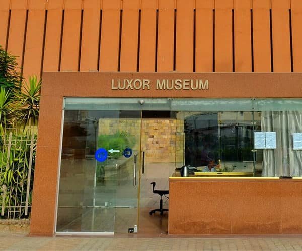 Vista exterior del Museo de Luxor en Luxor, Egipto.