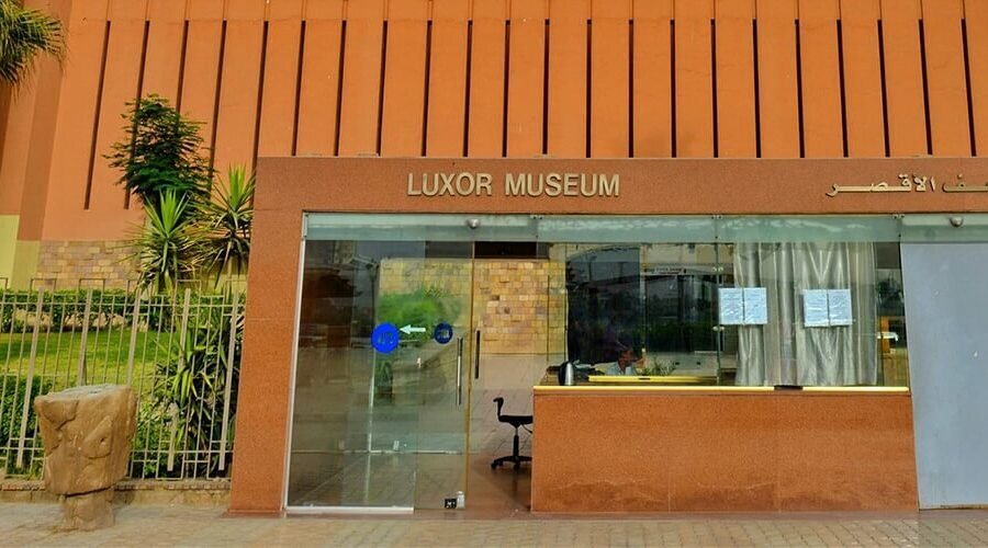 Vista exterior del Museo de Luxor en Luxor, Egipto.