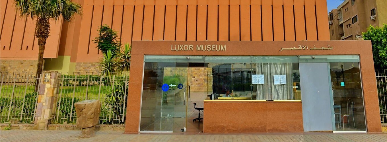 Museo-de-Luxor-desde-afuera-en-Luxor-en-Egipto Vista exterior del Museo de Luxor en Luxor, Egipto.